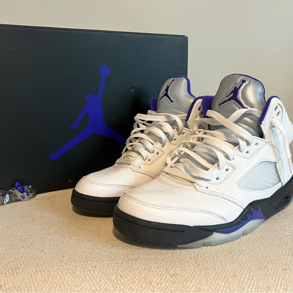Air Jordan 5 Retro. White/Dark Concord-Black